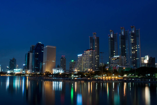 曼谷市夜間與反思