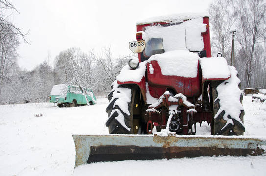 舊俄羅斯蘇聯(lián)拖拉機冬季積雪