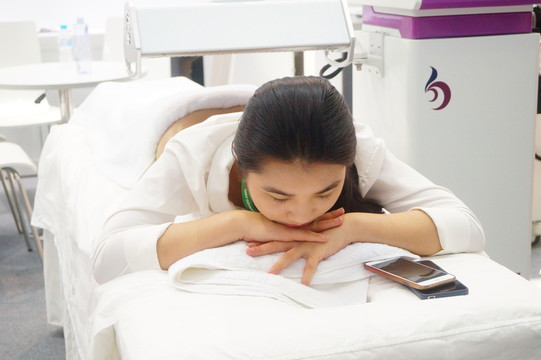 年輕女子按摩護(hù)理