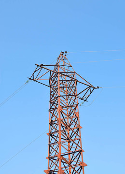 藍(lán)天背景下的輸電線路鐵塔
