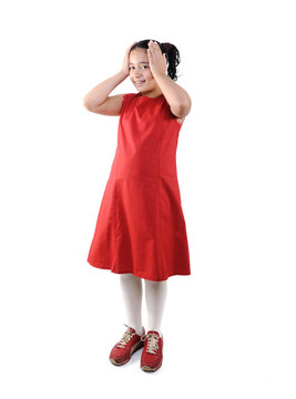 可愛的小女孩穿著紅衣服冒充分離；
