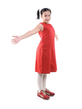 可愛的小女孩穿著紅衣服冒充分離；
