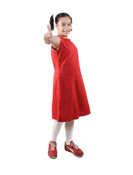 可愛的小女孩穿著紅衣服冒充分離；