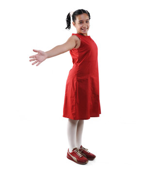 可愛的小女孩穿著紅衣服冒充分離；