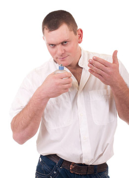 帶香水瓶的年輕人
