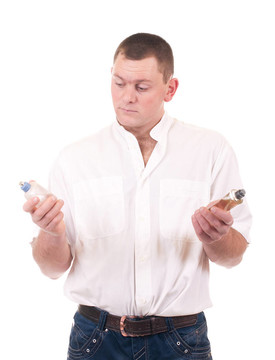 帶香水瓶的年輕人