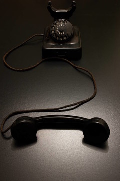 電話老