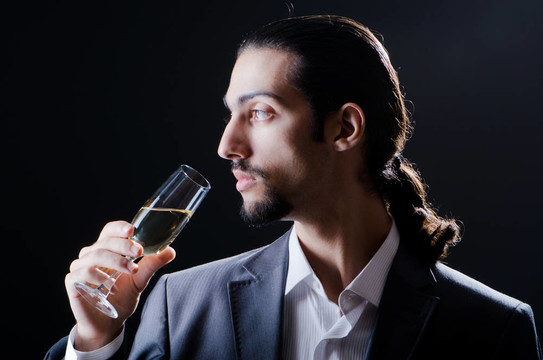 男子品酒酒杯