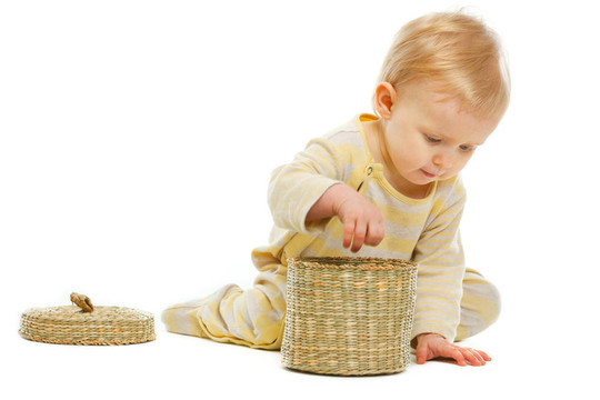 有兴趣的宝宝把手放在白色背景的篮子里