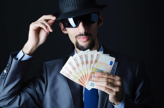 人與counterfeir錢
