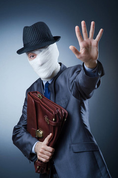 男人被醫(yī)用繃帶