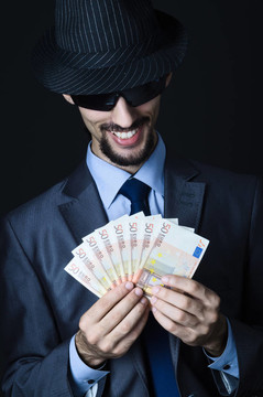 人與counterfeir錢