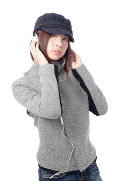 年輕女孩在耳機(jī)里聽音樂