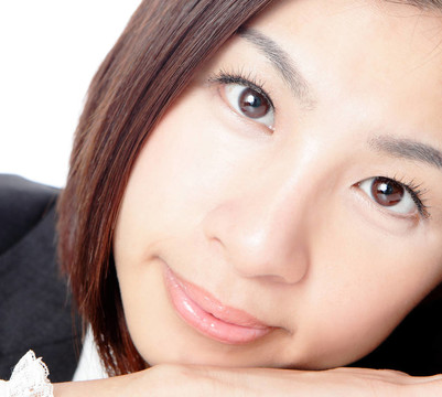 商業(yè)女人迷人的微笑的臉的特寫