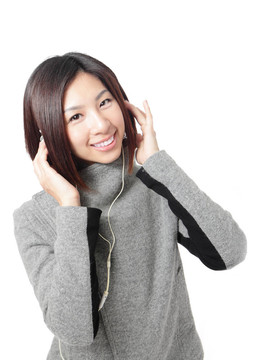 年輕女孩在耳機(jī)里聽音樂