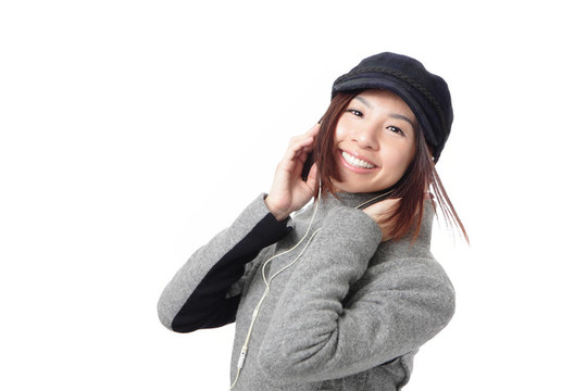 年輕女孩在耳機(jī)里聽音樂