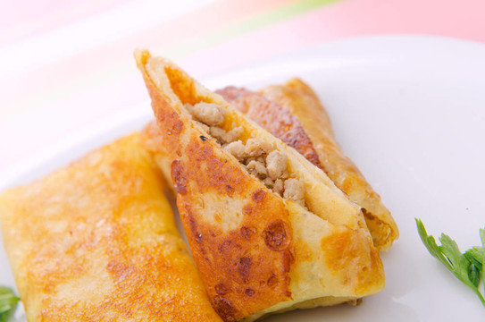 肉煎餅在盤子里