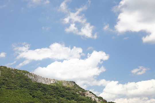 石灰?guī)r山地