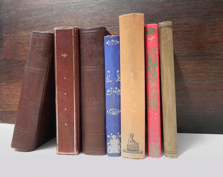 書架上的舊書