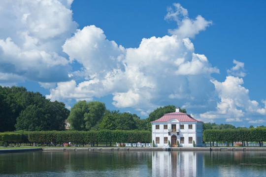 泥炭的宮殿。Peterhof（Petrodvorets）；圣彼得堡；Russi