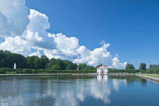 泥炭的宮殿。Peterhof（Petrodvorets）；圣彼得堡；Russi