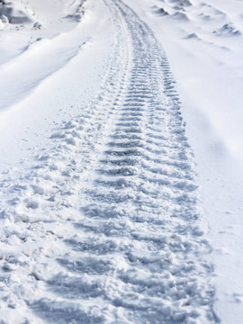 雪地上車輪的痕跡