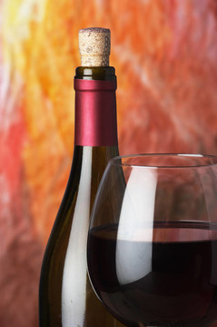 酒瓶和紅酒杯