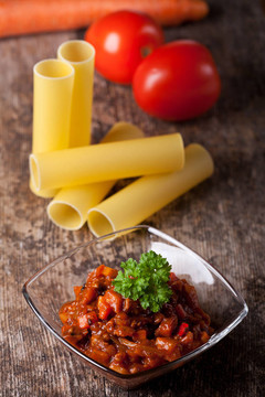 在一個(gè)充滿意大利肉卷方板