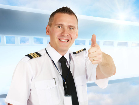 航空公司飛行員豎起大拇指
