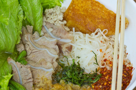 中國食品；米粉肉絲湯