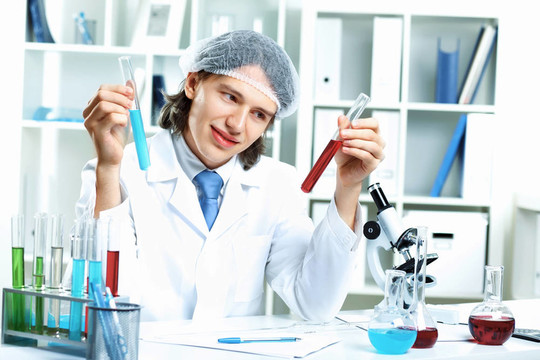 在實驗室工作的年輕科學家
