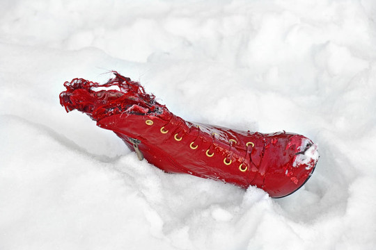 撕裂紅衣女子引導新鮮的白雪