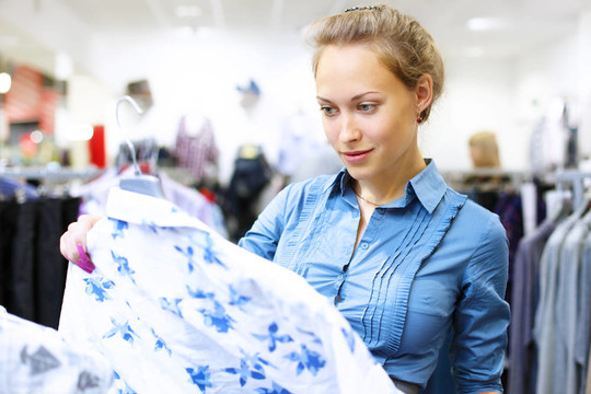 女人在商店買衣服