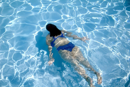 女孩在水下游泳