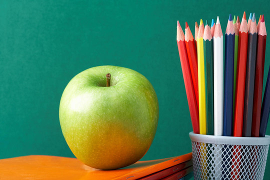 彩色铅笔和苹果