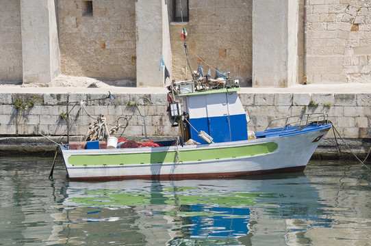 莫諾波利港的漁船。Apulia。