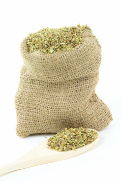 在麻布袋和木制湯匙牛至葉。