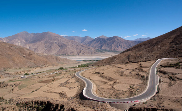 山區(qū)道路的觀點(diǎn)