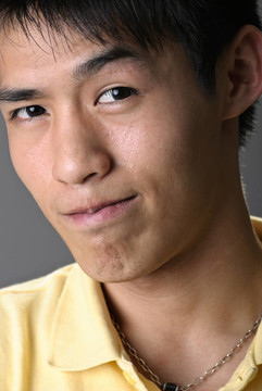 年輕男性的迷人面孔