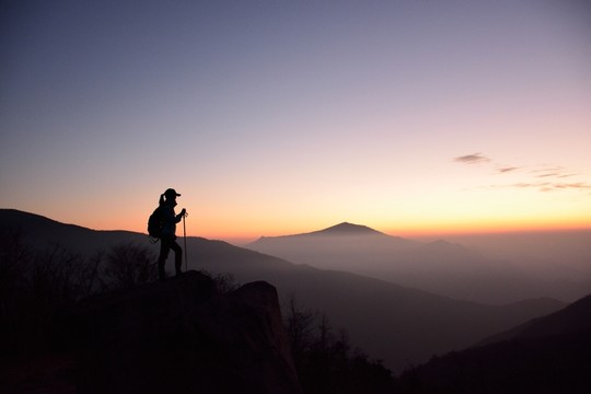 戶外徒步 登山者剪影