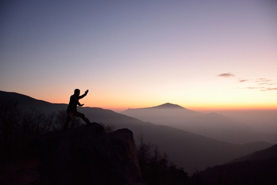 戶外登山剪影 徒步者剪影