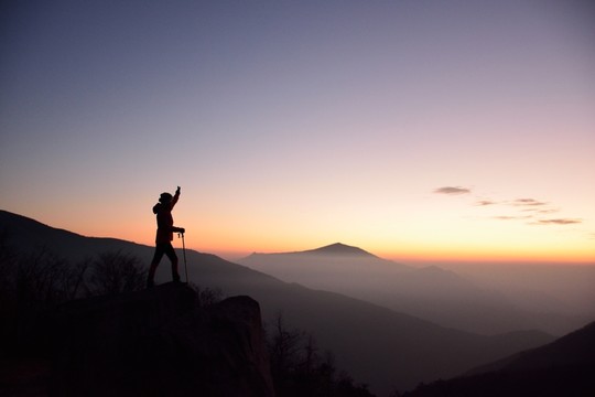 戶外徒步 登山者剪影