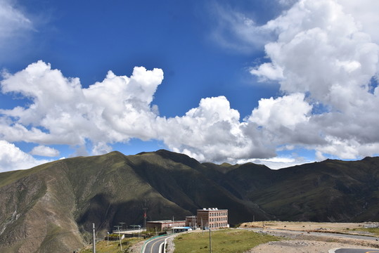 藍(lán)天白云 大山