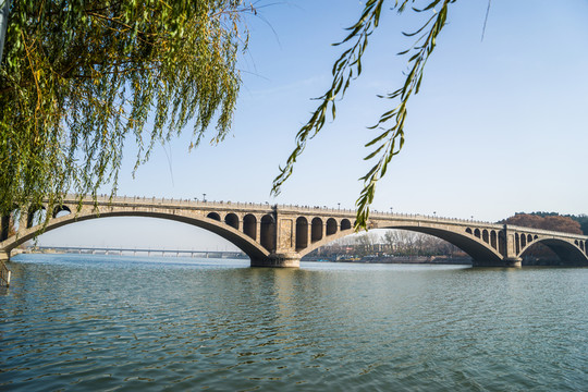 跨河大橋