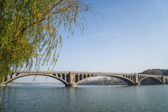 跨河大橋