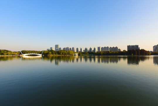 上海世紀(jì)公園的鏡天湖風(fēng)光