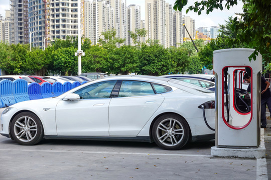 停車場正在充電的新能源汽車
