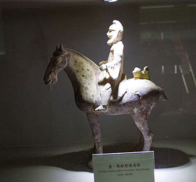 陶粉彩騎馬俑