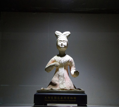 彩繪女樂(lè)俑