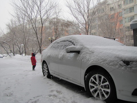 雪景 小孩與車
